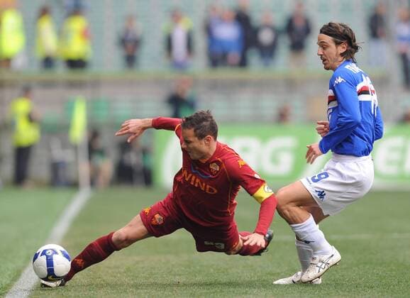 Matteo Brighi (AS Rom, li.) gegen Daniele Franceschini (Sampdoria Genua) -  Fußball Herren Serie A 2008 2009, 1. Liga, Sampdoria Genua - AS Rom 2:2, Roma Gruppe Genua Dynamik,