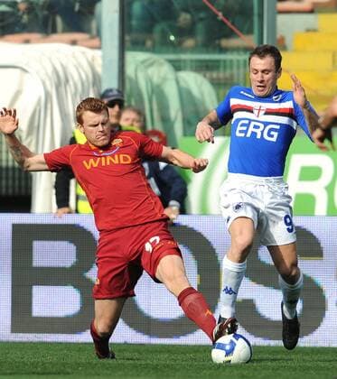 Antonio Cassano (Sampdoria Genua, re.) gegen John Arne Riise (AS Rom) -  Fußball Herren Serie A 2008 2009, 1. Liga, Sampdoria Genua - AS Rom 2:2, Roma Gruppe Genua Dynamik, Kampf,