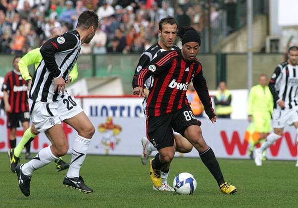 Ronaldinho (AC Mailand, re.) im Duell - Fußball Herren Serie A 2008 2009, 1. Liga, AC Siena - Milan 1:5 Gruppe Siena Dynamik,