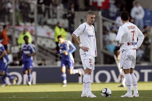 Karim Benzema (li.) und Ederson (beide Lyon) stehen zum Anstoß bereit -  Fußball Herren Ligue 1 2008 2009, 1. Französische Liga, Olympique Lyonnais, Vdig Gruppe Lyon