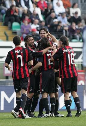Filippo Inzaghi (AC Mailand, hi. Mitte) jubelt mit seinen Mannschaftskollegen über seinen 300 Treffer - Fußball Herren Serie A 2008 2009, 1. Liga, Milan Gruppe Siena Freude,