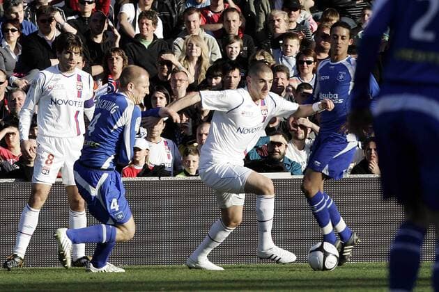 Benzema (2.v.re.) und Juninho Pernambucano (beide Lyon, li.) gegen Stephane Grichting (Auxerre, 2.v.li.) -  Fußball Herren Ligue 1 2008 2009, 1. Französische Liga, Olympique Lyonnais - AJ Auxerre 0:2, OL, Vdig Gruppe Lyon Dynamik,