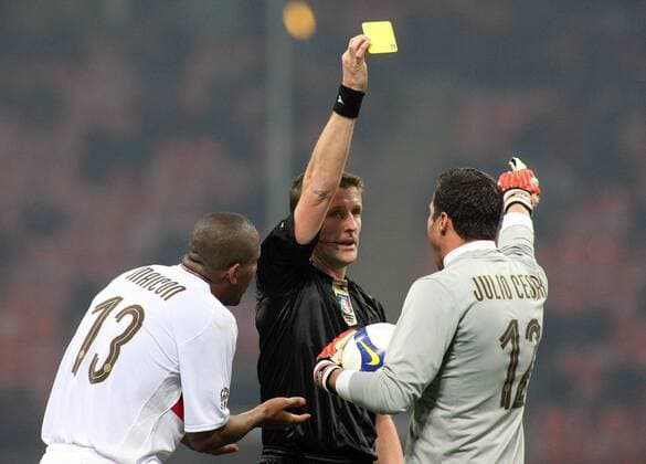 Schiedsrichter Daniele Orsato zeigt Torwart Julio Cesar (re.) die gelbe Karte, daneben: Maicon (beide Inter Mailand) -  Fußball Herren Serie A 2008 2009, 1. Italienische Liga, FC Internazionale Mailand, Inter Gruppe Mailand Spannung,