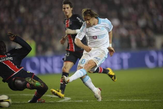 Boudewijn Zenden (Marseille, re.) trifft zum 1:0 gegen Paris St. Germain -  Fußball Herren Ligue 1 2008 2009, 1. Französische Liga, Paris Saint Germain - Olympique de Marseille 1:3, OM, PSG Gruppe Paris Dynamik, Kampf,
