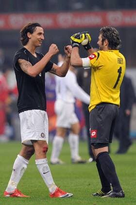 Zlatan Ibrahimovic (Inter Mailand) und Torwart Sebastian Frey (AC Florenz) klatschen ab -  Fußball Herren Serie A 2008 2009, 1. Liga, FC Internazionale Mailand - ACF Fiorentina 2:0, Inter Gruppe Mailand Kameradschaft,