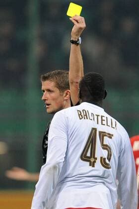 Schiedsrichter Daniele Orsato zeigt Mario Balotelli (Inter Mailand) die gelbe Karte -  Fußball Herren Serie A 2008 2009, 1. Liga, FC Internazionale Mailand, Inter Gruppe Mailand