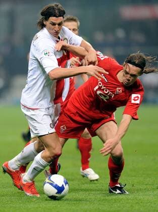 Zlatan Ibrahimovic (Inter Mailand, li.) gegen Per Kröldrup (AC Florenz) -  Fußball Herren Serie A 2008 2009, 1. Liga, FC Internazionale Mailand - ACF Fiorentina 2:0, Inter Gruppe Mailand Dynamik,