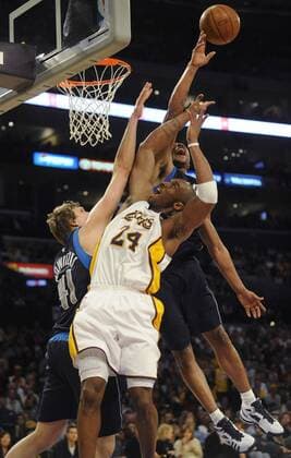 Kobe Bryant (Los Angeles Lakers, Mitte) gegen Dirk Nowitzki (li.) und Antoine Wright (beide Dallas Mavericks) -  (LAP20090315110) Basketball Herren NBA 2008 2009, Los Angeles Lakers - Dallas Mavericks 107:100 Gruppe Los Angeles, LA, L A Abwehr, Kampf, Dynamik,