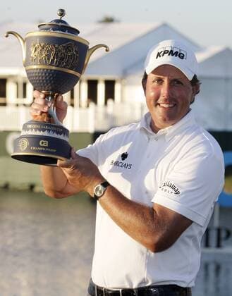 Phil Mickelson (USA) präsentiert den Gene Sarazen Cup für den Sieg beim World Golf Championship 2009 -  (MIA2009031526) Golf WM Herren World Golf Championship 2009, WGC, CA, PGA Tour Einzelbild Doral Miami Freude,