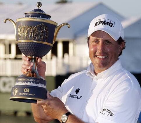 Phil Mickelson (USA) präsentiert den Gene Sarazen Cup für den Sieg beim World Golf Championship 2009 -  (MIA2009031527) Golf WM Herren World Golf Championship 2009, WGC, CA, PGA Tour Einzelbild Doral Miami Freude,