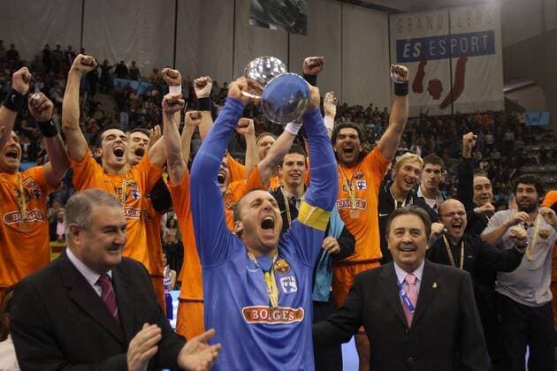 Torwart David Barrufet Bofill (FC Barcelona, Mitte) präsentiert die Trophäe für den Gewinn des Copa del Rey 2009 -  - NOxONLINExUSE Handball Herren Copa del Rey 2008 2009, Spanischer Pokal, Pokalspiel, Finale, Pokalfinale, Barca, Vdig Gruppe Freude, Begeisterung,