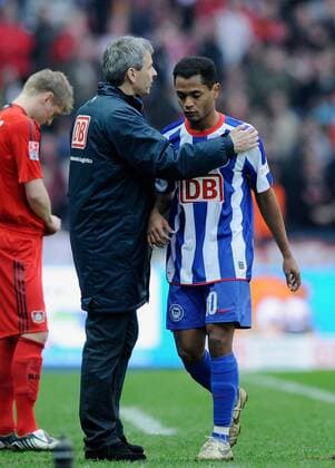 Raffael (re.) wird von Trainer Lucien Favre (beide Hertha, Mitte) ausgewechselt, li. Toni Kroos (Leverkusen) Fußball 1. BL Herren Saison 2008 2009, Hertha BSC Berlin - Bayer 04 Leverkusen 1:0, Vdig Gruppe Berlin Enttäuschung,