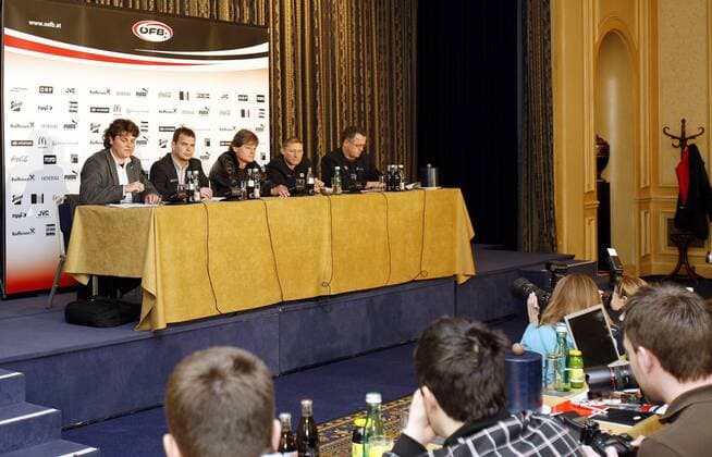 ÖFB Pressekonferenz, v.li.: Pressesprecher Peter Klinglmüller, Co Trainer Manfred Zsak, Nationaltrainer Dietmar Constantini, Co Trainer Heinz Peischl und Torwarttrainer Franz Wohlfahrt (alle Österreich) -  Fußball Herren Pressekonferenz 2009, Pressetermin, Nationalmannschaft Totale Wien