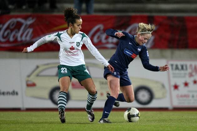 Fatmire Bajramaj (Duisburg, li.) gegen Daniela Löwenberg (Essen) Fußball 1. BL Damen Saison 2008 2009, Frauen, Frauenfußball, SG Essen Schönebeck - FCR 2001 Duisburg 0:3 Gruppe Essen Dynamik,