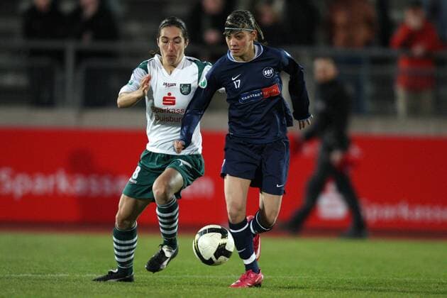 Sofia Nati (Essen, re.) gegen Annemieke Kiesel (Duisburg) Fußball 1. BL Damen Saison 2008 2009, Frauen, Frauenfußball, SG Essen Schönebeck - FCR 2001 Duisburg 0:3 Gruppe Essen Dynamik,