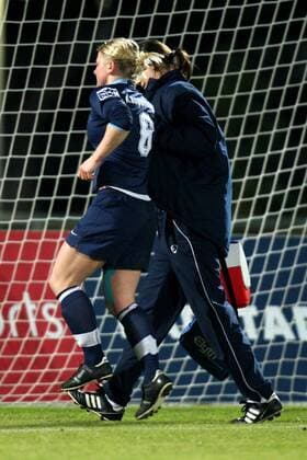 Sandra Deilmann (Essen) muss verletzt vom Platz Fußball 1. BL Damen Saison 2008 2009, Frauen, Frauenfußball, SG Essen Schönebeck Gruppe Essen
