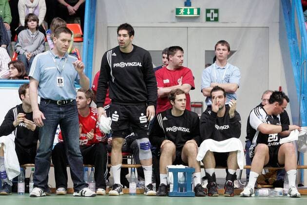 Trainer Alfred Gislason (li.) und Nikola Karabatic (beide Kiel) am Spielfeldrand Handball 1. BL Herren Saison 2008 2009, THW Kiel Gruppe Großwallstadt