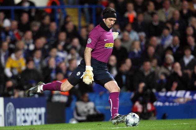 Torwart Gianluigi Buffon (Juventus Turin) - Abstoß -  (PYK211) Fußball EC 1 Herren Champions League 2008 2009, Juventus Turin, Juve Einzelbild London Dynamik,