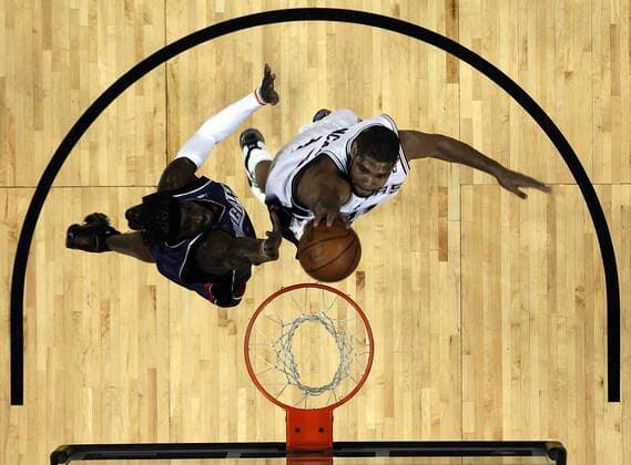 Tim Duncan (San Antonio Spurs, re.) gegen Gerald Wallace (Charlotte Bobcats) - (ZUMAa27) Basketball Herren NBA 2008 2009, San Antonio Spurs - Charlotte Bobcats 100:86 Gruppe San Antonio Dynamik,