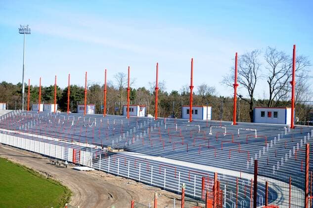 Rote Dachstützen für das neue Stadiondach der Alten Försterei, Heimspielstätte von Union Berlin, sind aufgestellt Fußball Herren 3. Liga 2008 2009, 1. FC Union Berlin, Bau, bauen, Baustelle, Bauarbeiten, Stadionbau, Umbau Totale Stadion an der alten Försterei, Alte Berlin