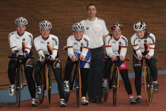 Training Nationalteam Deutschland, v. li.: Christina Becker, Charlotte Becker, Lisa Brennauer, Bundestrainer Thomas Liese, Elke Gebhardt, Verena Jooß Radsport Damen Rad 2009, Bahn, Halle, Indoor, Bahnrad, Bahnradsport, Training, Nationalteam, Nationaltrikot Gruppe Frankfurt O.