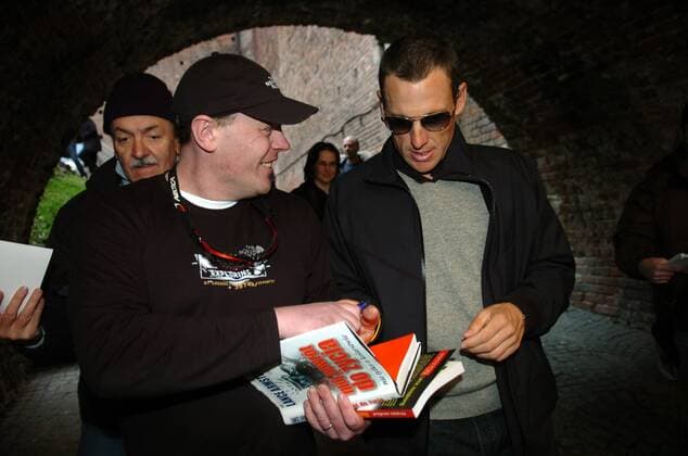 Lance Armstrong (USA Astana, re.) schreibt anlässlich von Mailand San Remo 2009 Autogramme -  Radsport Herren Mailand - San Remo 2009, Straßenradsport, Straße, Rad Gruppe