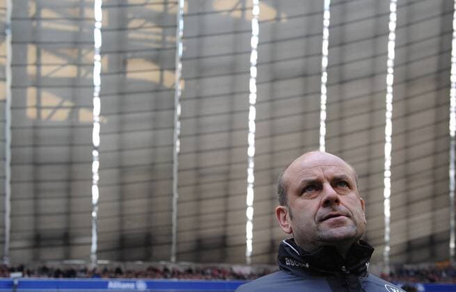 Trainer Edmund Becker (Karlsruhe) nachdenklich -  Fußball 1. BL Herren Saison 2008 2009, Karlsruher SC, Karlsruhe, KSC Porträt München Skepsis, Nachdenklichkeit,