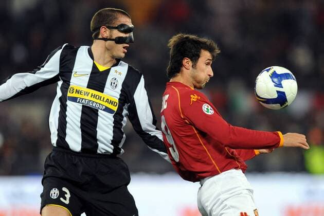Mirko Vucinic (AS Rom, re.) gegen Giorgio Chiellini (Juventus Turin) -  Fußball Herren Serie A 2008 2009, 1. Italienische Liga, AS Rom - Juventus Turin 1:4, Juve, Roma Gruppe Rom Dynamik,