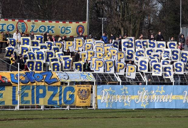 BPS - Choreografie mit Buchstaben im Fanblock von Lok Leipzig für den Erhalt ihrer Heimspielstätte, dem Bruno Plache Stadion Fußball Herren NOFV Oberliga Nordost Süd 2008 2009, 1. FC Lok Leipzig Totale Leipzig