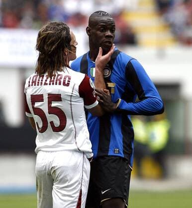 Mario Balotelli (Inter Mailand, re.) gerät mit Maurizio Lanzaro (Reggina) aneinander -  Fußball Herren Serie A 2008 2009, 1. Italienische Liga, FC Internazionale Mailand - Reggina Calcio 3:0, Vdig Gruppe Mailand Spannung,