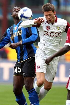 Mario Balotelli (Inter Mailand, li.) gegen Andrea Costa (Reggina) -  Fußball Herren Serie A 2008 2009, 1. Italienische Liga, FC Internazionale Mailand - Reggina Calcio 3:0, Vdig Gruppe Mailand Dynamik,