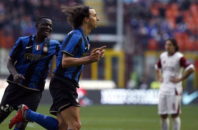 Zlatan Ibrahimovic (re.) jubelt mit Sulley Ali Muntari (beide Inter Mailand) -  Fußball Herren Serie A 2008 2009, 1. Italienische Liga, FC Internazionale Mailand, Vdig Gruppe Mailand Freude,