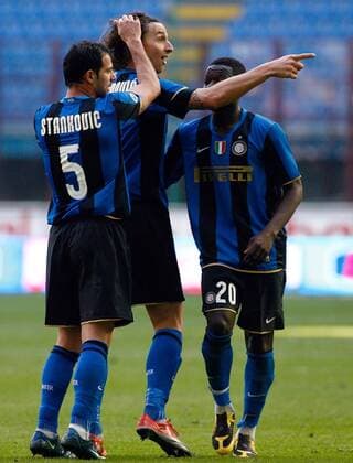Zlatan Ibrahimovic (Mitte) jubelt mit Dejan Stankovic (li.) und Sulley Ali Muntari (alle Inter Mailand) -  Fußball Herren Serie A 2008 2009, 1. Italienische Liga, FC Internazionale Mailand, Vdig Gruppe Mailand Freude,