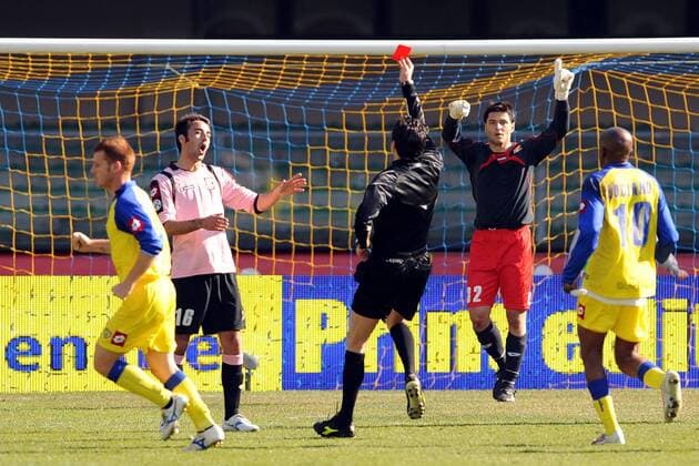 Schiedsrichter Antonio Damato (Mitte) zeigt Mattia Cassani (Palermo, 2.v.li.) die rote Karte -  Fußball Herren Serie A 2008 2009, 1. Liga, AC Chievo Verona - US Palermo 1:0 Gruppe Verona