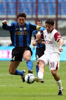 Javier Zanetti (Inter Mailand, li.) gegen Francesco Cozza (Reggina) -  Fußball Herren Serie A 2008 2009, 1. Italienische Liga, FC Internazionale Mailand - Reggina Calcio 3:0, Vdig Gruppe Mailand Dynamik,