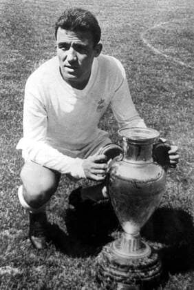 Luis Cascajares del Sol (Real Madrid) mit Pokal -  - NOxONLINExUSE Fußball Herren Primera Division 1961 1962, 1. Spanische Liga, Real Madrid Einzelbild Aufnahmedatum geschätzt Madrid