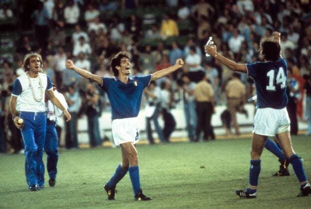 Paolo Rossi (2.v.li.) und Marco Tardelli (beide Italien, re.) - Weltmeister 1982 Fußball WM Herren WM Finale 1982, Länderspiel, Nationalteam, Nationaltrikot, Gruppe Madrid Freude,