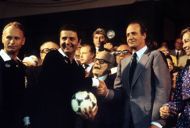 FIFA Schiedsrichter Arnaldo Coelho (Brasilien, 2.v.li.), König Juan Carlos von Spanien (2.v.re.) mit Ehefrau Dona Sofia und Staatspräsident Sandro Pertini (Italien, Mitte) bei der Siegerehrung Fußball WM Herren WM Finale 1982, Länderspiel, Gruppe Madrid