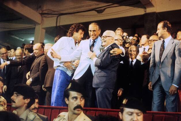 Siegerehrung WM 1982 mit Nationaltrainer Enzo Bearzot (Mitte), Staatspräsident Sandro Pertini (beide Italien, 3.v.re.), IOC Präsident Juan Antonio Samaranch (Spanien, 2.v.re.) und König Juan Carlos von Spanien (re.) Fußball WM Herren WM Finale 1982, Länderspiel, Nationalmannschaft Totale Madrid Freude,