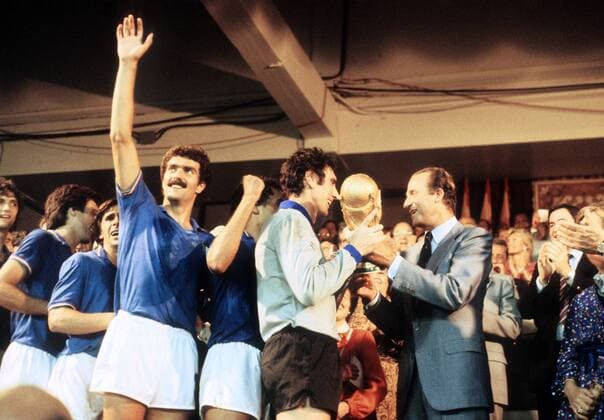 Siegerehrung WM 1982: König Juan Carlos von Spanien (re.) überreicht den WM Pokal an Torwart Dino Zoff mit Giuseppe Bergomi (Italien, 3.v.li.) Fußball WM Herren WM Finale 1982, Länderspiel, Nationalmannschaft, Nationaltrikot Gruppe Madrid Freude,