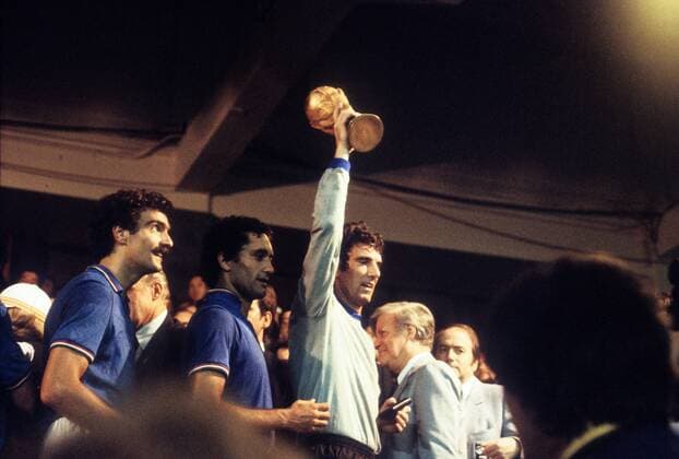 Italien ist Weltmeister 1982 - Torwart Dino Zoff (Mitte), Claudio Gentile (2.v.li.) und Giuseppe Bergomi (li.) präsentieren den WM Pokal Fußball WM Herren WM Finale 1982, Länderspiel, Nationalteam, Nationaltrikot, Gruppe Madrid Freude,