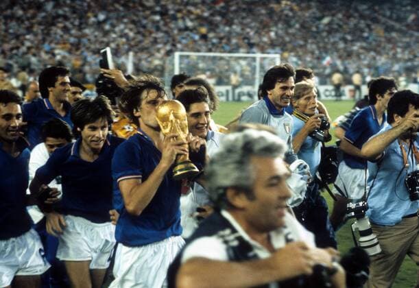 Weltmeister! Marco Tardelli (3.v.li.), Gabriele Oriali (2.v.li.) und Claudio Gentile (alle Italien, li.) präsentieren auf der Ehrenrunde den WM Pokal Fußball WM Herren WM Finale 1982, Länderspiel, Nationalteam, Nationaltrikot, Totale Madrid Freude,