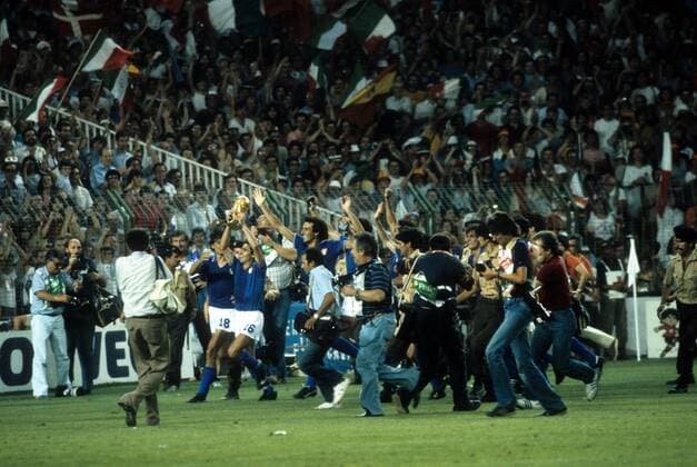 Italien ist Weltmeister und präsentiert auf der Ehrenrunde den WM Pokal mit Bruno Conti (Mitte) Fußball WM Herren WM Finale 1982, Länderspiel, Nationalteam, Nationaltrikot, Totale Madrid Freude,