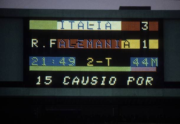 Anzeigetafel mit dem Ergebnis des WM Finales nach 44. Min der 2. Halbzeit - Italien führt gegen BR Deutschland mit 3:1 Fußball WM Herren WM Finale 1982, Länderspiel, Nationalteam, Einzelbild Madrid