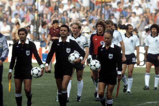 Schiedsrichtergespann mit FIFA Schiedsrichter Arnaldo Coelho (Brasilien, Mitte), Linienrichter Abraham Klein (Israel, re.) und Linienrichter Vojtech Christov (CSSR) vor Karl Heinz Rummenigge (3.v.li.) und Torwart Harald Schumacher (beide BR Deutschland) Fußball WM Herren WM Finale 1982, Länderspiel, Nationalteam, Nationaltrikot Gruppe Madrid