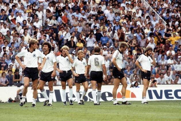 BR Deutschland enttäuscht v.li.: Karlheinz Förster, Paul Breitner, Karl Heinz Rummenigge, Bernd Förster, Wolfgang Dremmler, Hans Peter Briegel und Manfred Kaltz Fußball WM Herren WM Finale 1982, Länderspiel, Nationalteam, Nationaltrikot Totale Madrid Enttäuschung,
