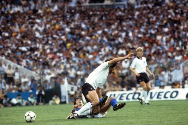 Paul Breitner (BR Deutschland, re.) gegen Bruno Conti (Italien) Fußball WM Herren WM Finale 1982, Länderspiel, Nationalteam, Nationaltrikot Gruppe Madrid Dynamik, Kampf,
