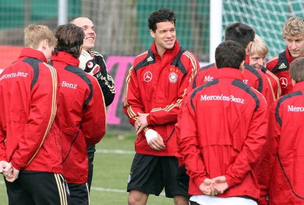 Michael Ballack (Deutschland, Mitte) gut gelaunt Fußball Herren Nationalteam 2009, Training Gruppe Abtnaundorf