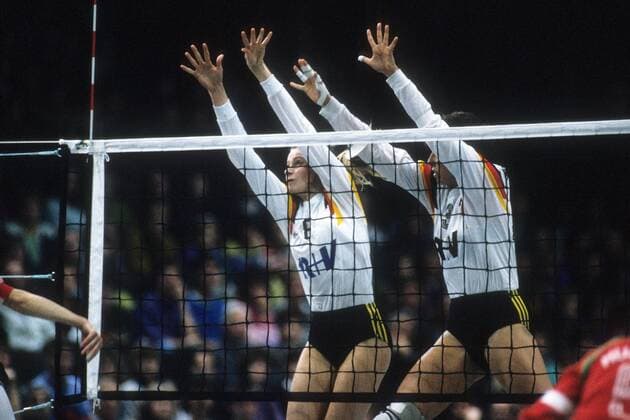 Michaela Vosbeck (li.) und Gudrun Witte (beide Deutschland) Volleyball Länderspiel Damen WM Quali 1990, Nationalteam, Nationaltrikot, Gruppe Dynamik,