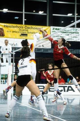 Gudrun Witte (BR Deutschland, Mitte) gegen Katalin Benoefi (Ungarn) Volleyball Länderspiel Damen WM Quali 1990, Nationalteam, Nationaltrikot, BRD - Ungarn Gruppe Dynamik,